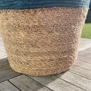 AISHA - The AISHA seagrass and jute basket is a unique and elegant decorative accessory, made and handwoven in Bangladesh. Beige and blue in color, it measures 30cm in diameter and 23cm in height, making it practical for a variety of uses in all rooms of the house.